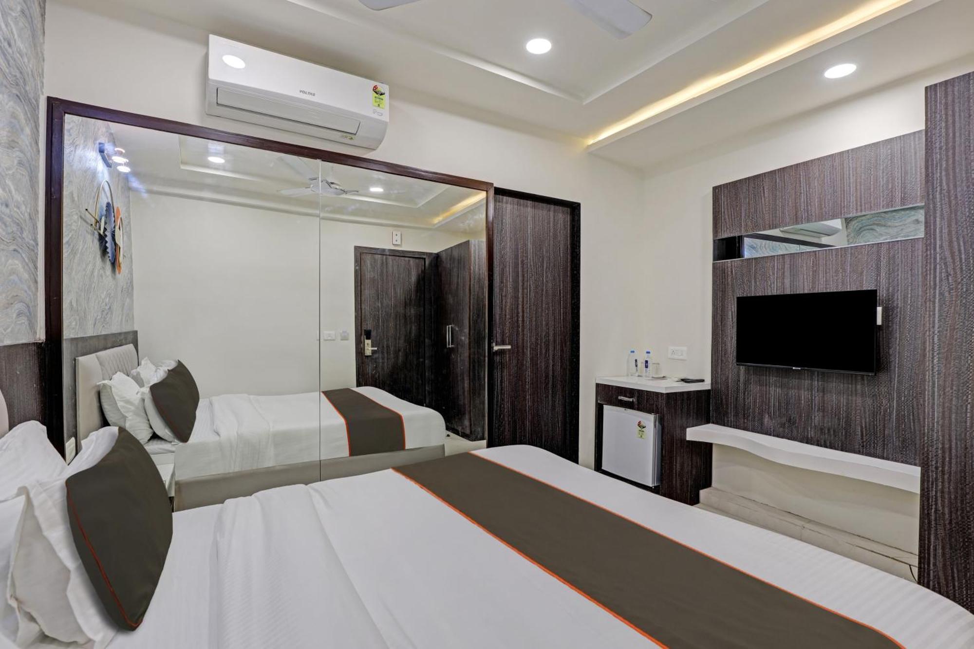Collection O Alpha One Hotel Ahmedabad Exterior photo