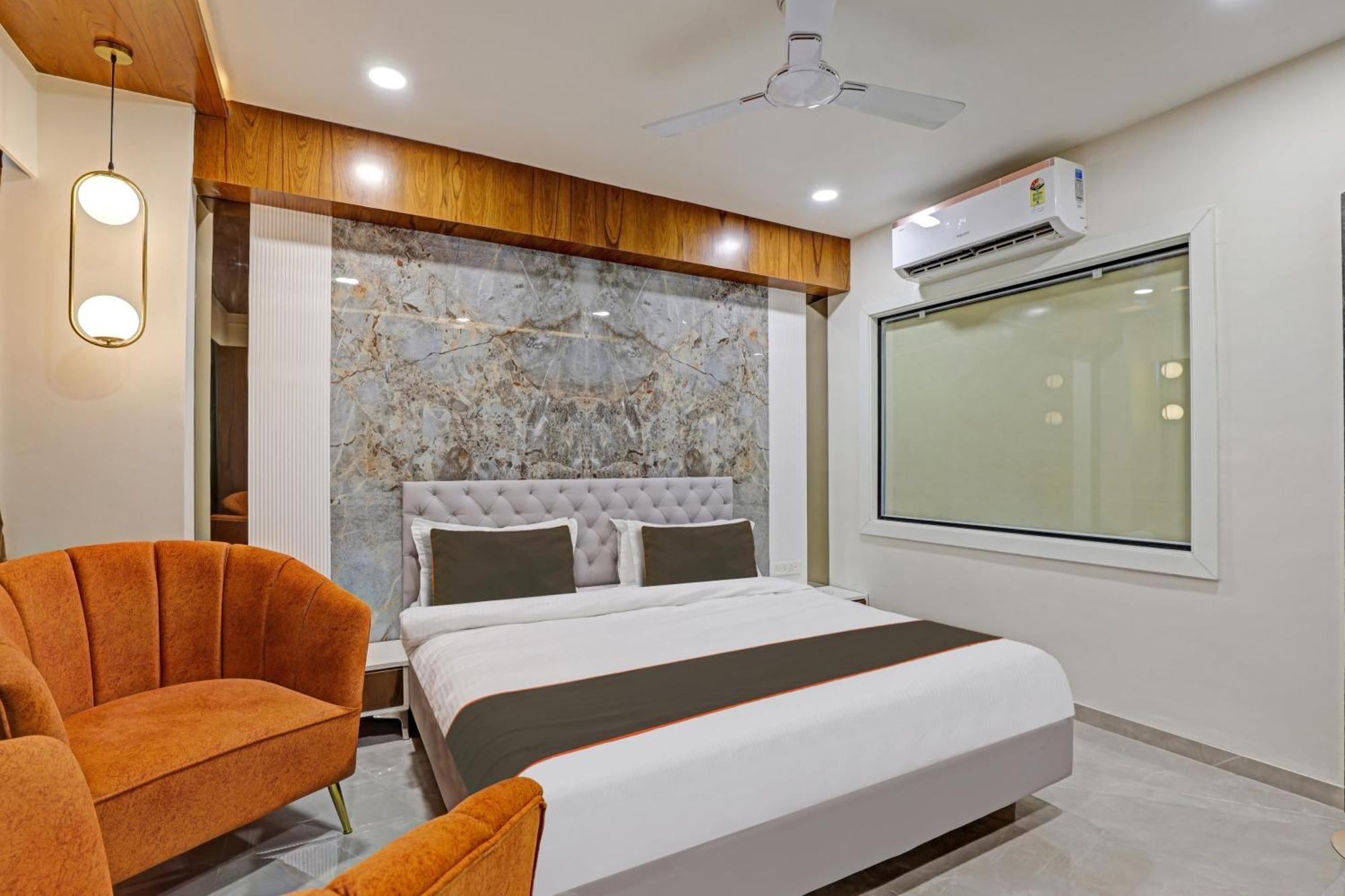 Collection O Alpha One Hotel Ahmedabad Exterior photo